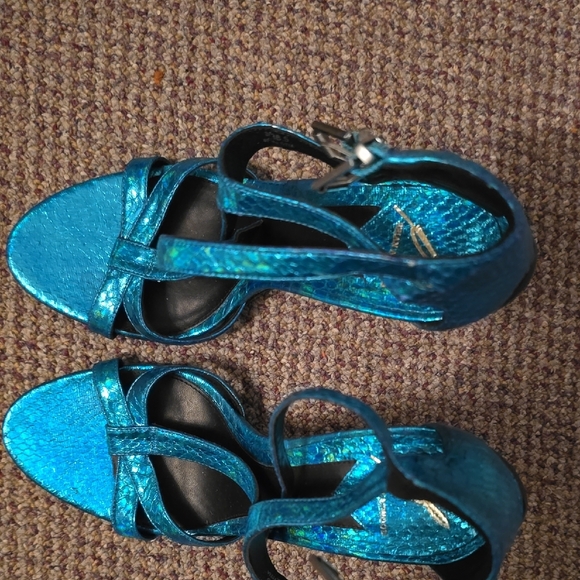 Elegant Blue Stiletto Heels with Suede Straps - Picture 3 of 4